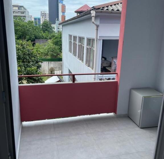 اتاق سهنفرۀ استاندارد با سرویس بهداشتی بیرون از اتاق, Twins