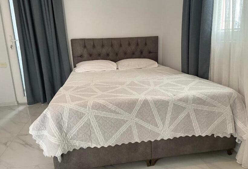 اتاق سهنفرۀ استاندارد با سرویس بهداشتی بیرون از اتاق, Twins