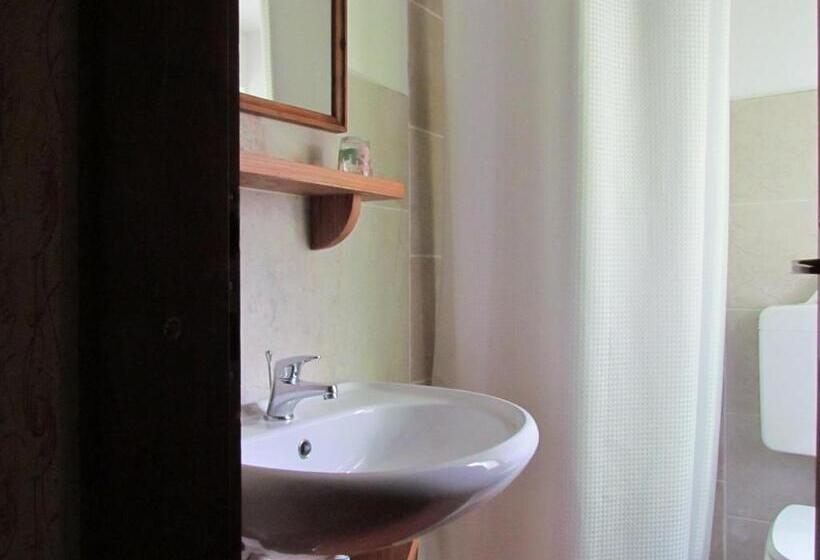 חדר סטנדרט יחיד, Joe's Place