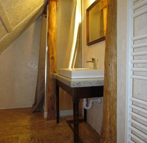 חדר סטנדרט לארבעה, Joe's Place