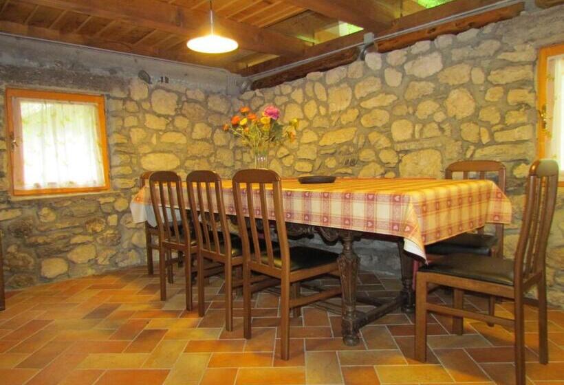 חדר משפחתי, Joe's Place