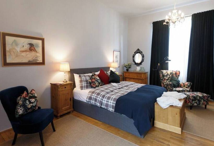 Номер Deluxe, Ratiu House