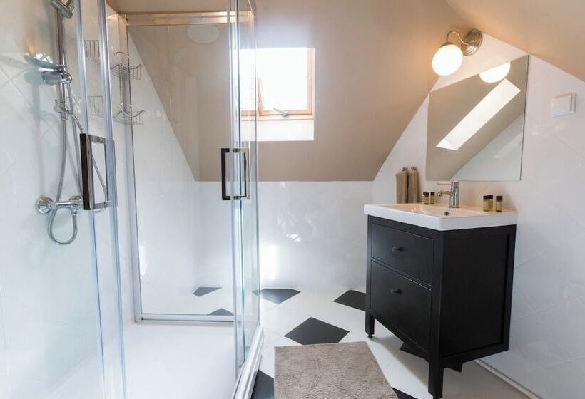 Номер Deluxe, Ratiu House