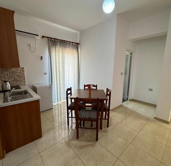 Quarto Quadruple Standart com Varanda, Aleksander Apart
