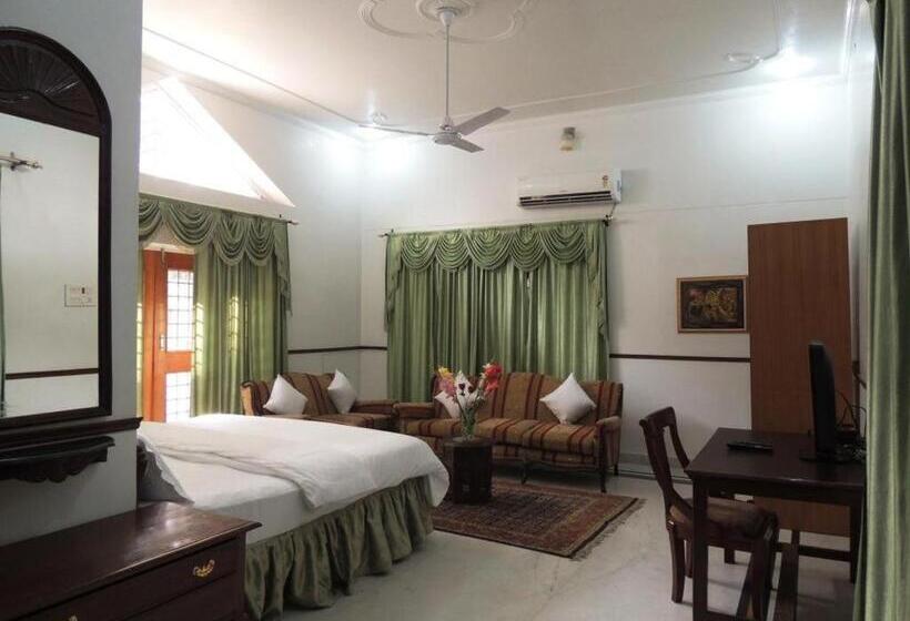 اتاق استاندارد با تخت بزرگ, Kunjpur Guest House