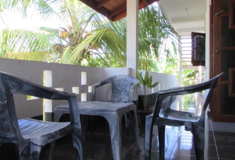 اتاق استاندارد سه نفره, Rainbow Guest House