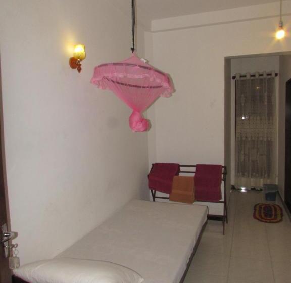 اتاق استاندارد سه نفره, Rainbow Guest House