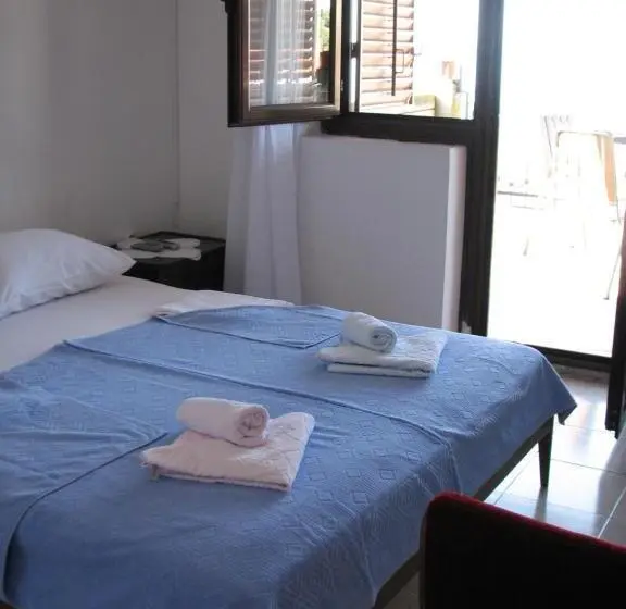 اتاق سه‌نفرۀ استاندارد با سرویس بهداشتی بیرون از اتاق, Guest House Ivo Jovanovic
