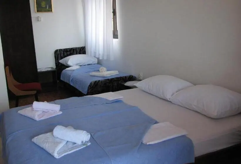 اتاق سه‌نفرۀ استاندارد با سرویس بهداشتی بیرون از اتاق, Guest House Ivo Jovanovic