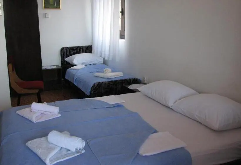 اتاق سه‌نفرۀ استاندارد با سرویس بهداشتی بیرون از اتاق, Guest House Ivo Jovanovic
