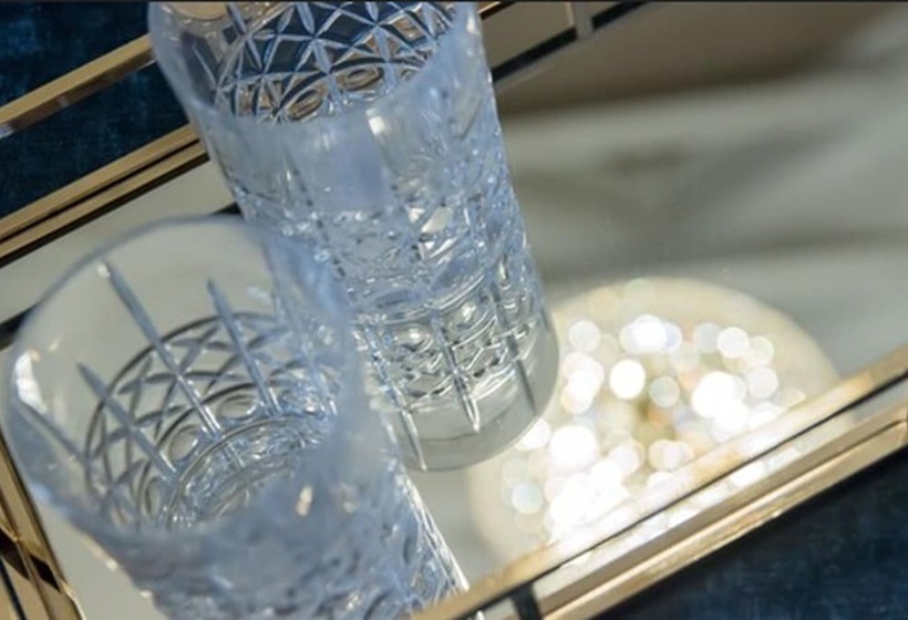 اتاق لوکس با وان آب گرم, Halo Boutique