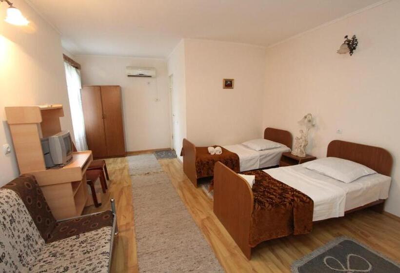 اتاق راحتی سه تخته, Guesthouse Goliati