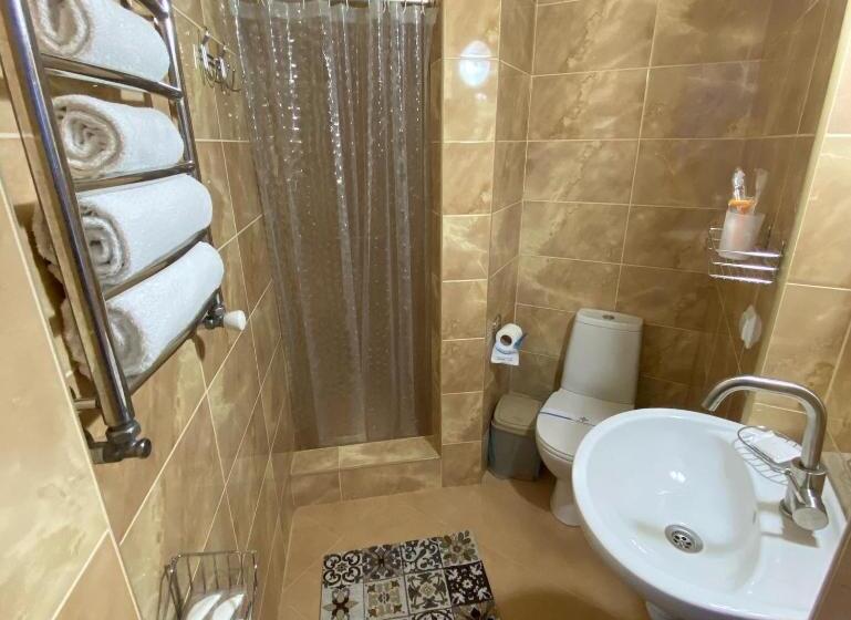 اتاق خانوادگی, Three Korony