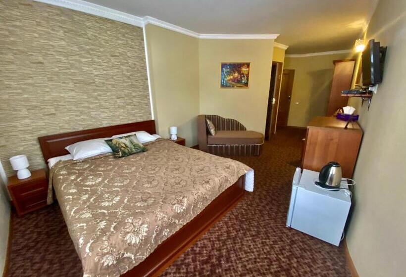 Economy Triple Room, Three Korony