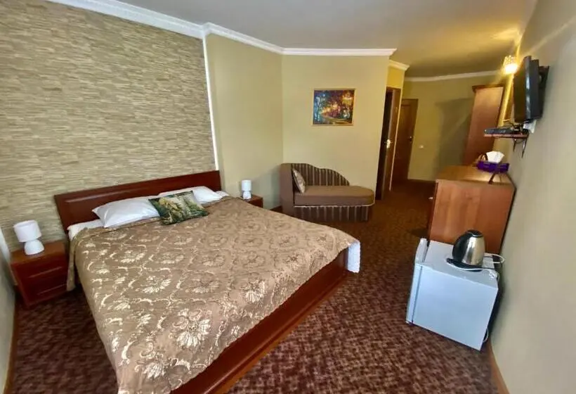 Economy Triple Room, Three Korony