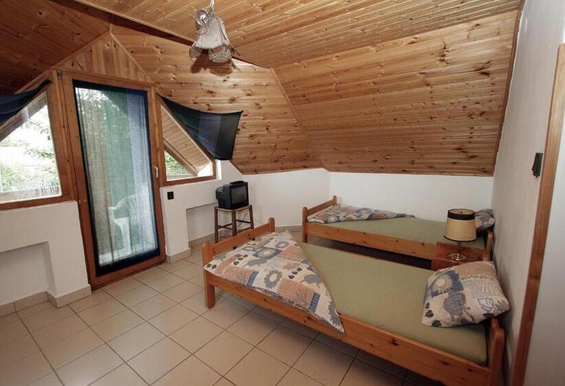 1 Bedroom Apartment Lake View, Vöröskő Apartmanház