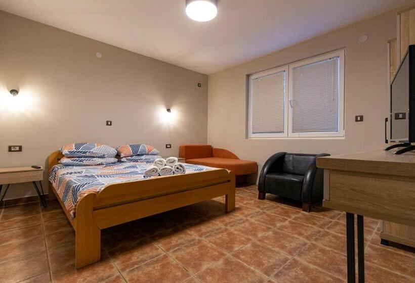 Studio Standard avec Terrasse, Bitrak Guest House