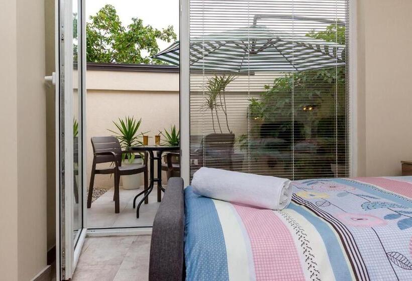 Studio Standard avec Balcon, Bitrak Guest House