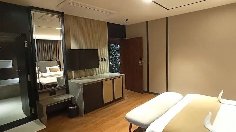 سوئیت کلاب, Radhe Upavan Resort
