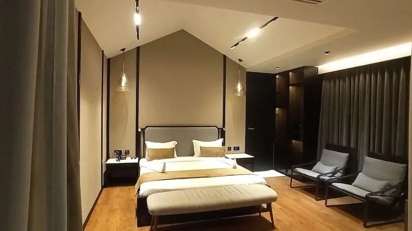 سوئیت کلاب, Radhe Upavan Resort