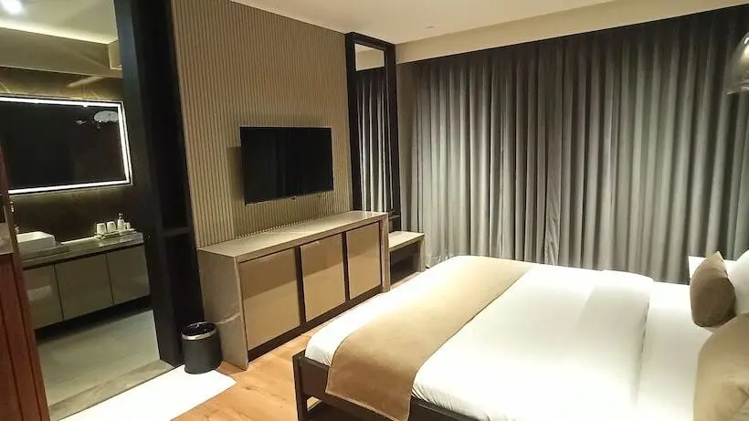 سوئیت کلاب, Radhe Upavan Resort
