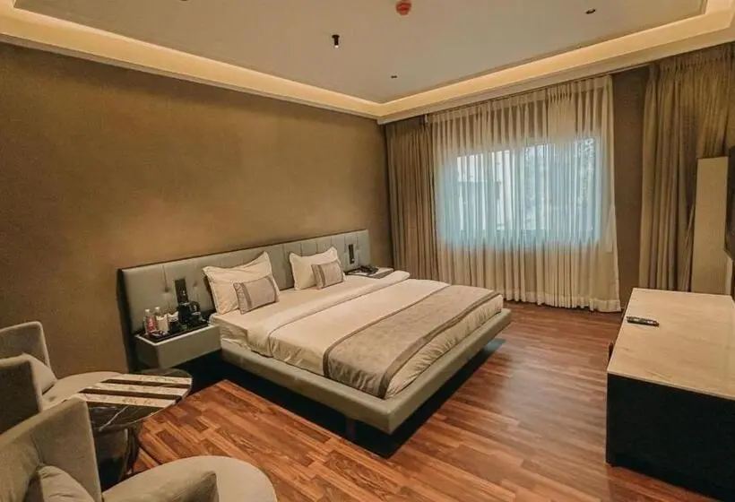 سوییت اجرایی, Radhe Upavan Resort