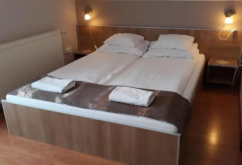 バルコニー付きスタンダードトリプルルーム, Csipkeház Apartman