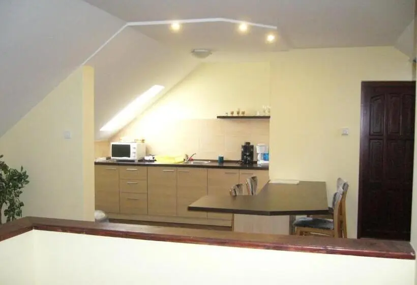 バルコニー付きスタンダードトリプルルーム, Csipkeház Apartman