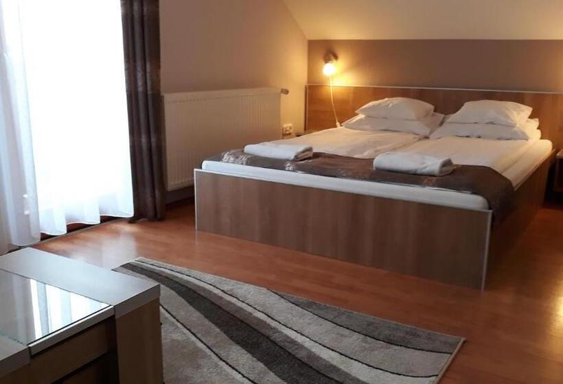 스탠다드 트리플 발코니 룸, Csipkeház Apartman