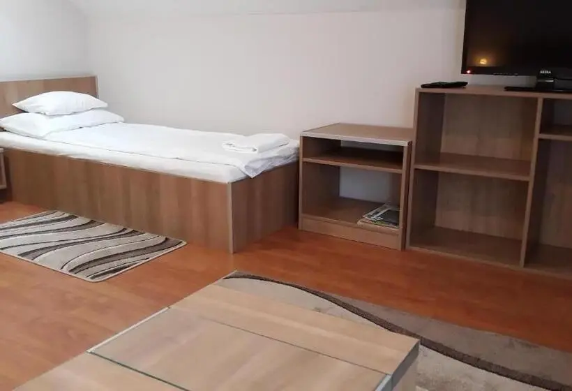 バルコニー付きスタンダードトリプルルーム, Csipkeház Apartman