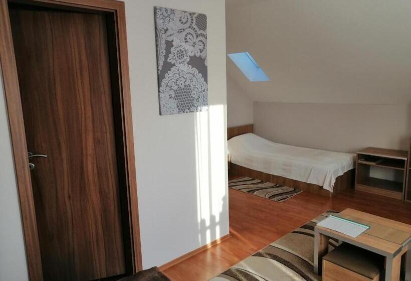 Трехместный Номер Стандарт с Балконом, Csipkeház Apartman