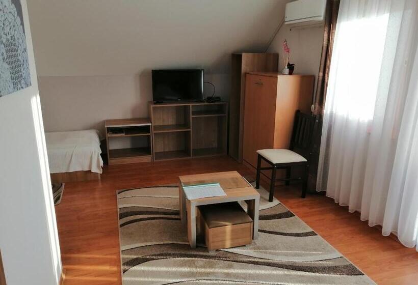 Трехместный Номер Стандарт с Балконом, Csipkeház Apartman
