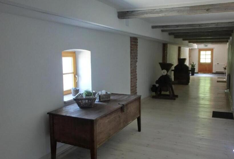 패밀리 룸, Dvůr Stráň