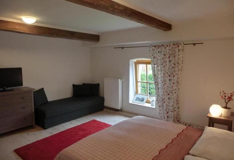 패밀리 룸, Dvůr Stráň