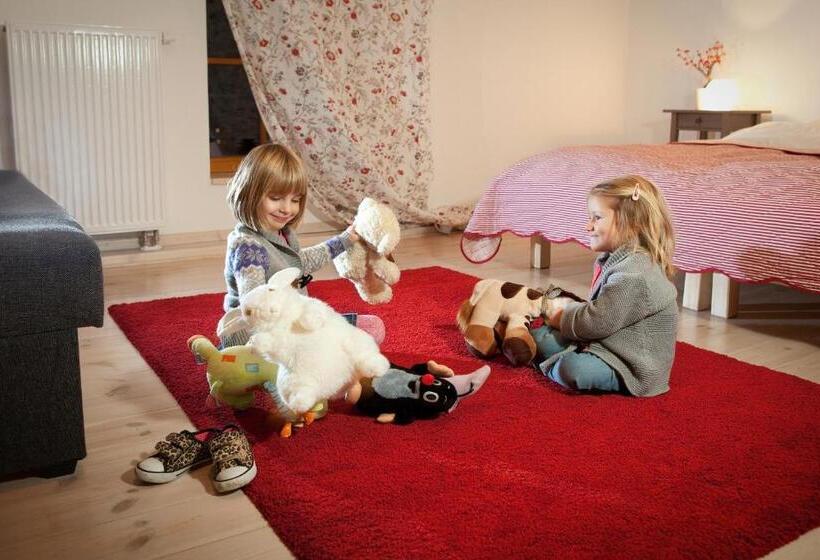 패밀리 룸, Dvůr Stráň