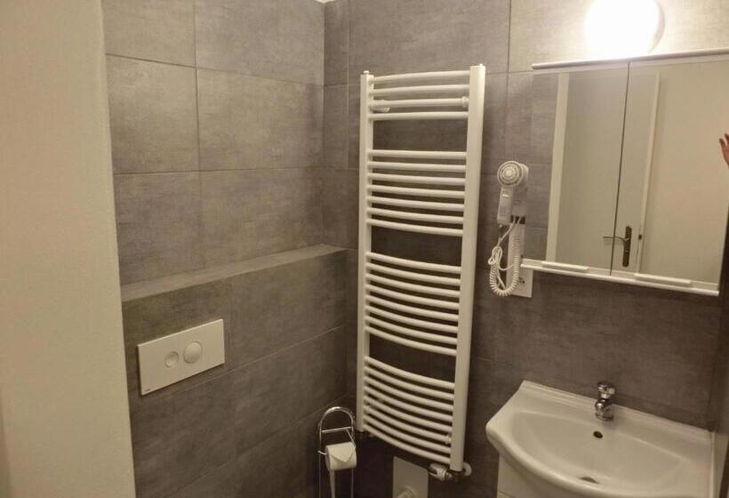 패밀리 룸, Dvůr Stráň