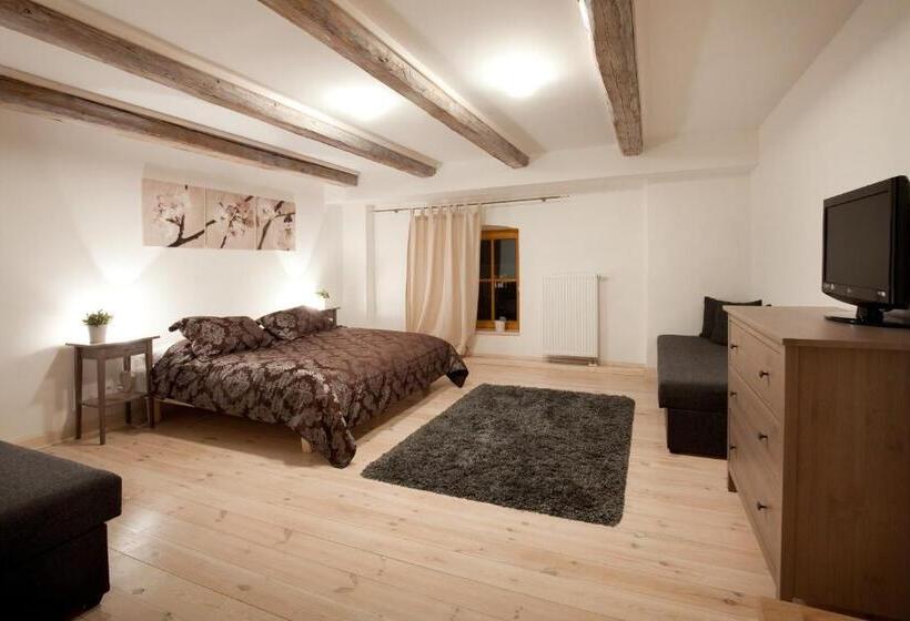 패밀리 룸, Dvůr Stráň