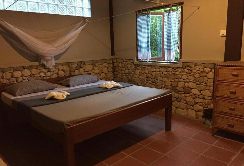 غرفة قياسية, Khmer Hands