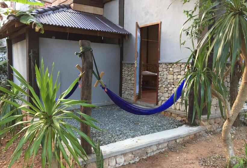 غرفة قياسية, Khmer Hands