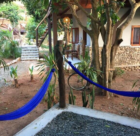 غرفة قياسية, Khmer Hands