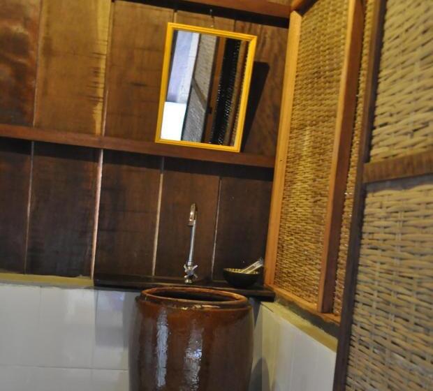 غرفة قياسية مزوَّدة بشُرفة, Khmer Hands