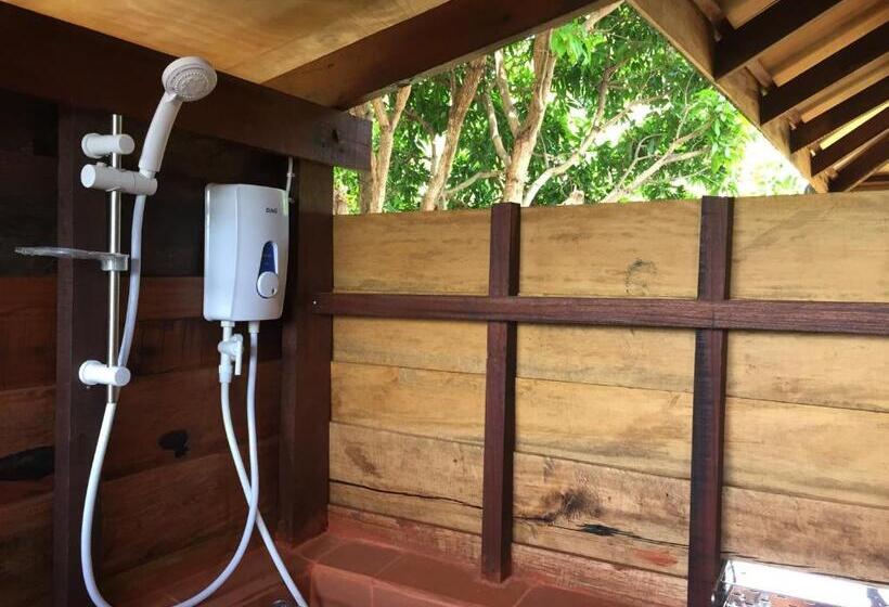 غرفة قياسية مزوَّدة بشُرفة, Khmer Hands