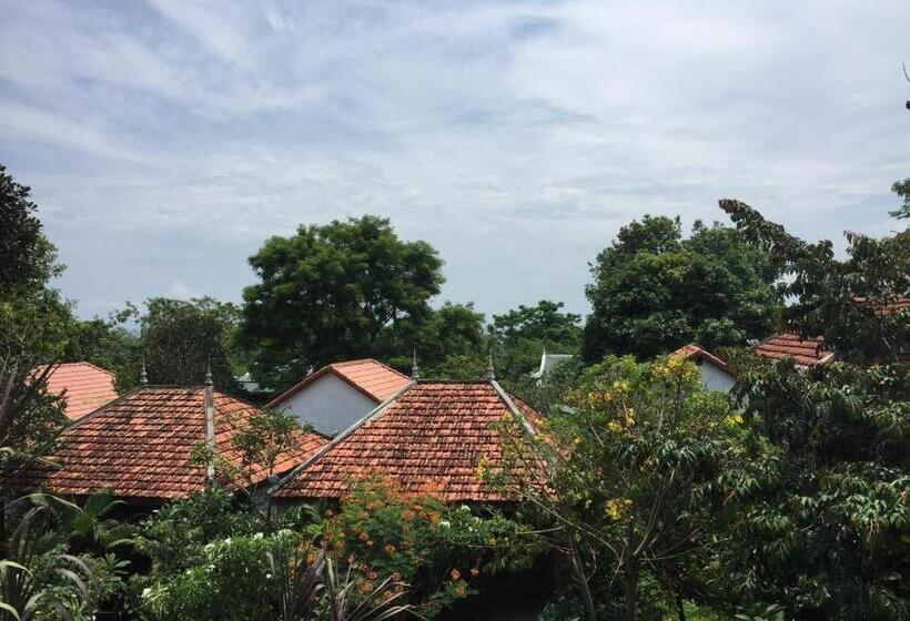 غرفة قياسية مزوَّدة بشُرفة, Khmer Hands