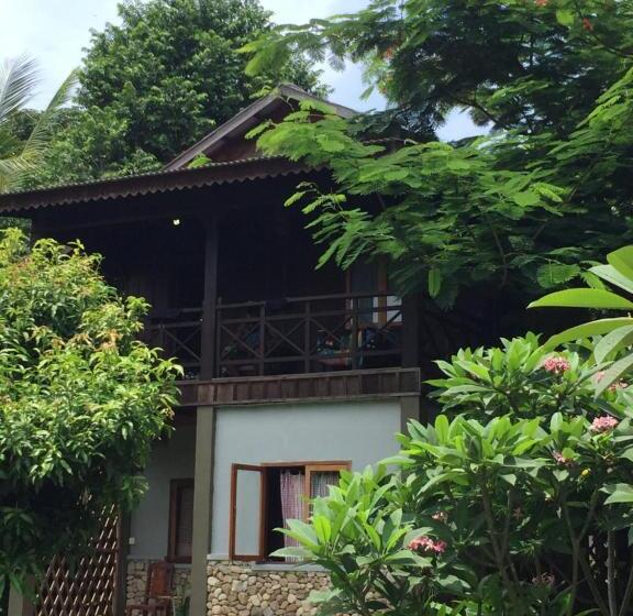 غرفة قياسية مزوَّدة بشُرفة, Khmer Hands