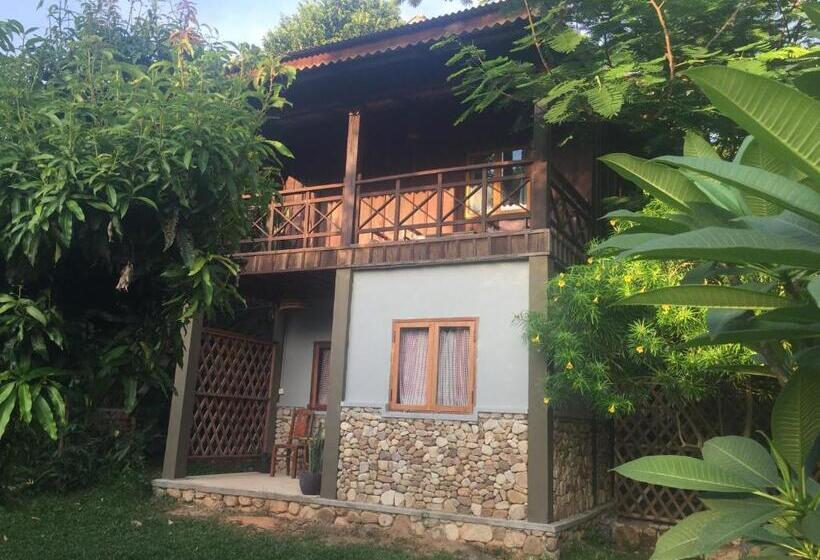 غرفة قياسية مزوَّدة بشُرفة, Khmer Hands