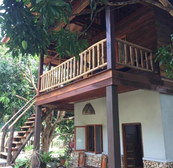 غرفة قياسية مزوَّدة بشُرفة, Khmer Hands