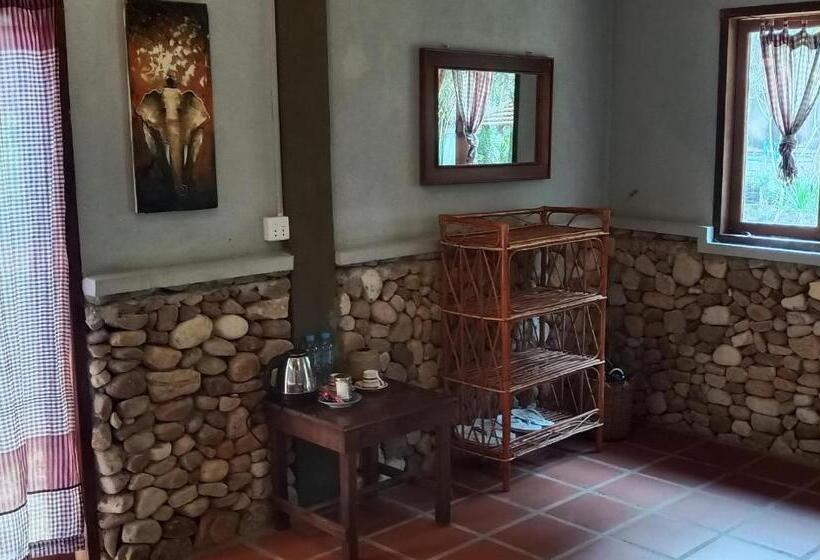 غرفة سوبيريور, Khmer Hands