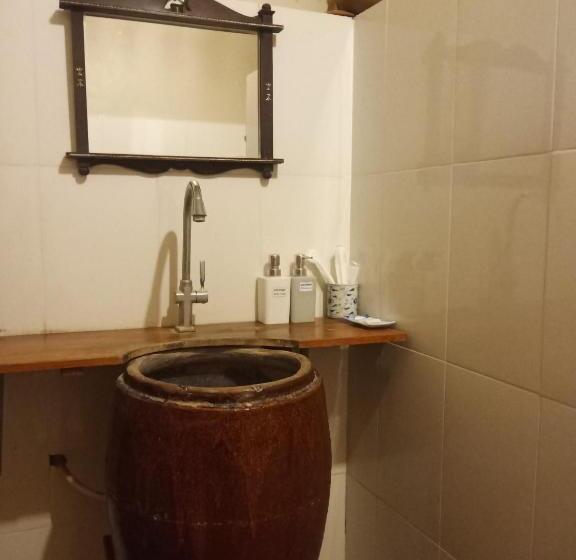 غرفة سوبيريور, Khmer Hands