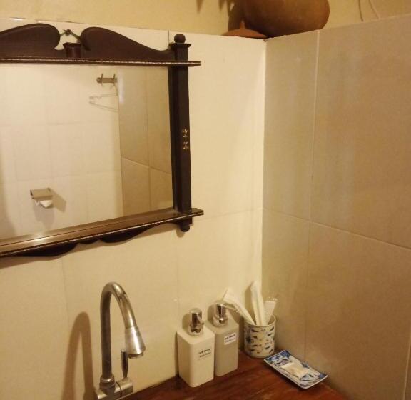 غرفة سوبيريور, Khmer Hands