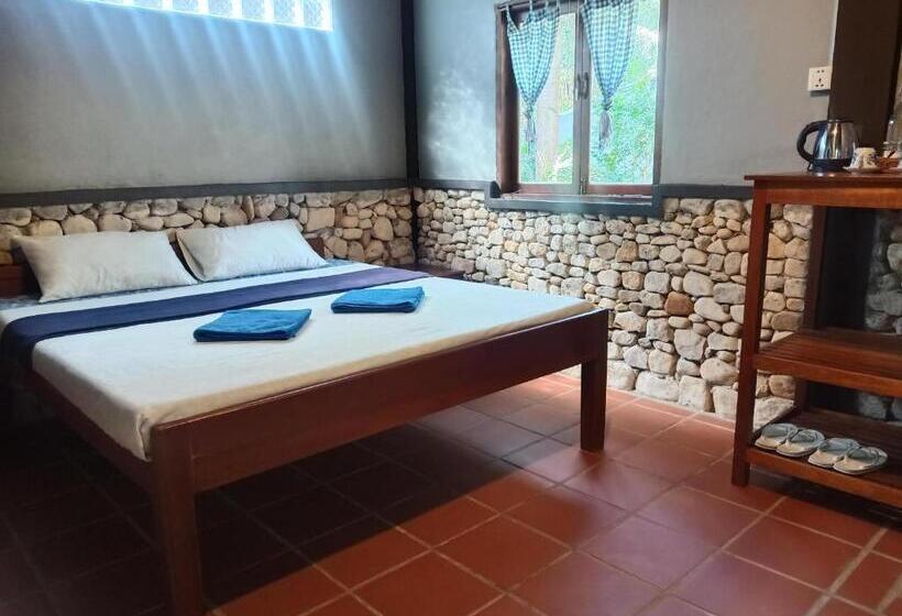 غرفة سوبيريور, Khmer Hands